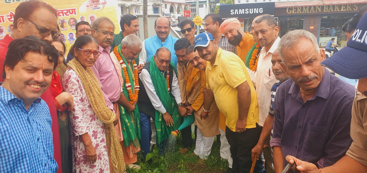 अखिल भारत वर्षीय ब्राह्मण महासभा द्वारा, नेहरू कॉलोनी परशुराम चौक पर वृक्षारोपण कर, न्यायमूर्ति राजेश टंडन को प्रतीक चिन्ह किया भेंट, लालचंदशर्मा।