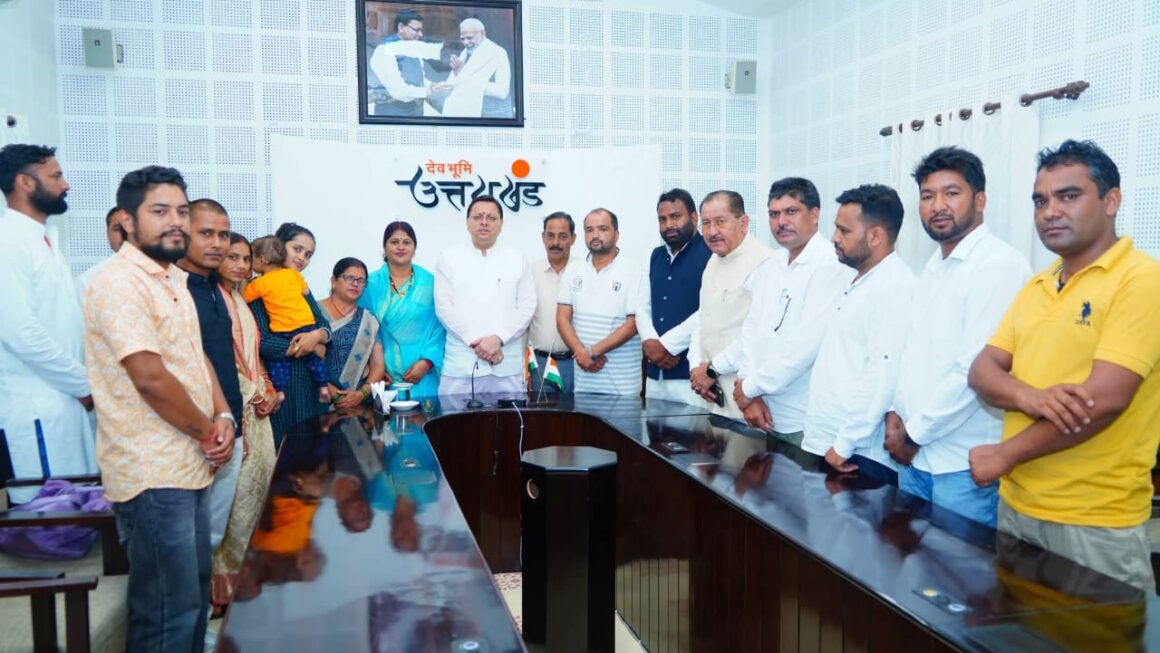 मुख्यमंत्री पुष्कर सिंह धामी से, रुद्रप्रयाग जिले के त्रिस्तरीय पंचायत चुनाव में, नवनिर्वाचित जनप्रतिनिधियों ने की भेंट। 