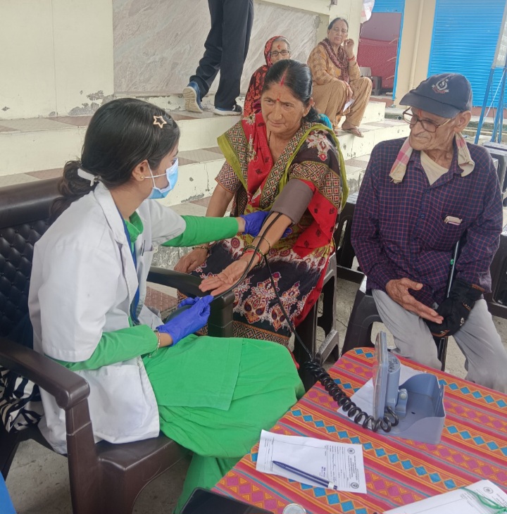 श्री महंत इन्दिरेश अस्पताल द्वारा, बालाजी फाउन्डेशन के तत्वाधान में, निःशुल्क स्वास्थ्य शिविर का आयोजन।