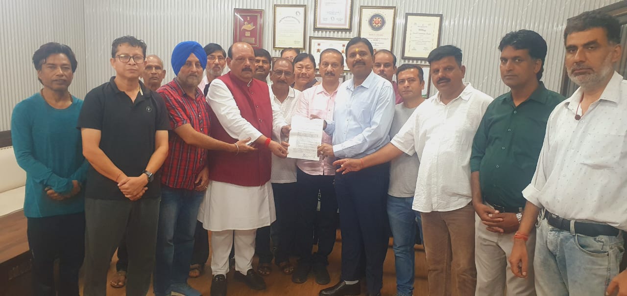 महानगर कांग्रेस के प्रतिनिधिमंडल ने, प्रेमनगर क्षेत्र की विभिन्न समस्याओं के समाधान के लिए, प्रेमनगर कैन्टोनमेंट बोर्ड के मुख्य कार्यकारी अधिकारी को सौंपा ज्ञापन, लालचंदशर्मा।