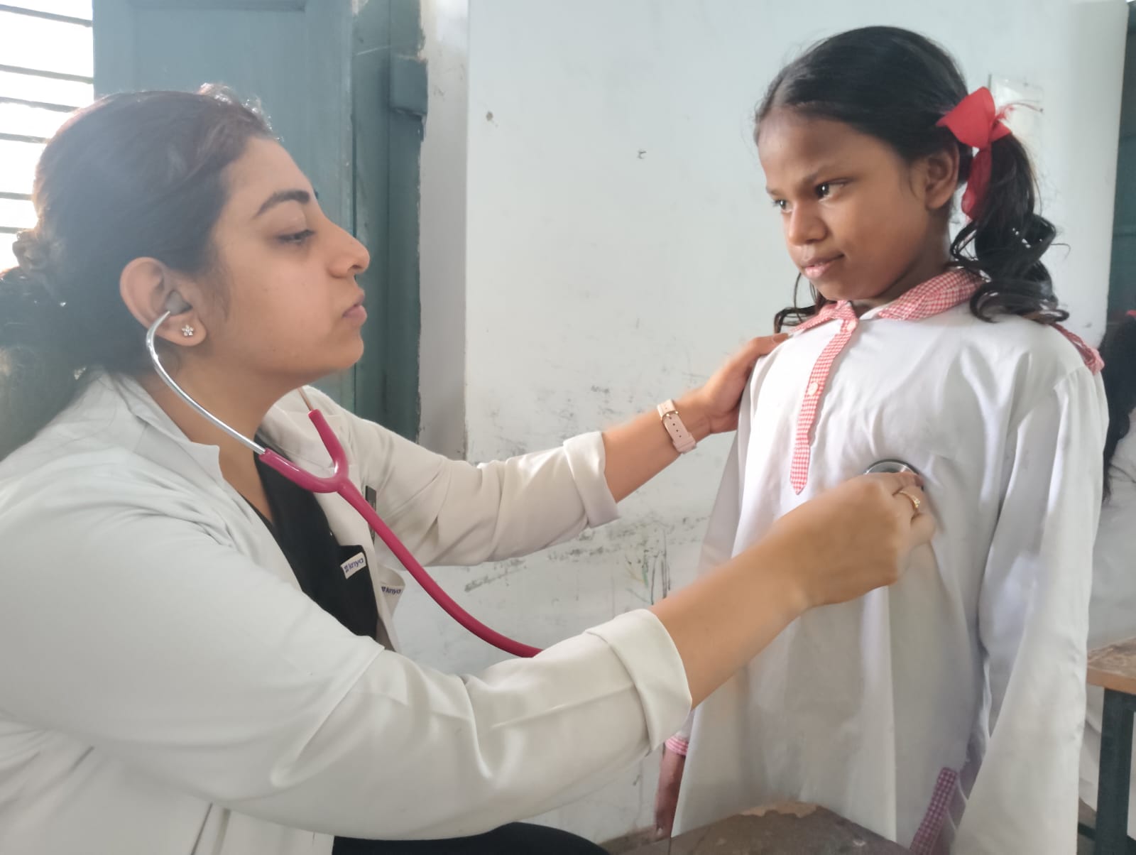 एमकेपी इंटर कॉलेज में, श्री महंत इन्दिरेश अस्पताल का, निःशुल्क स्वास्थ्य शिविर।