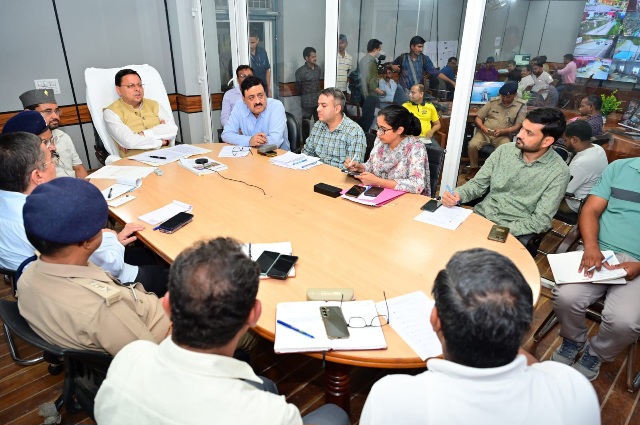 दूसरे दिन भी जिले में रहकर रेस्क्यू ऑपरेशन की, निगरानी और निर्देशन में जुटे रहे सीएम धामी।
