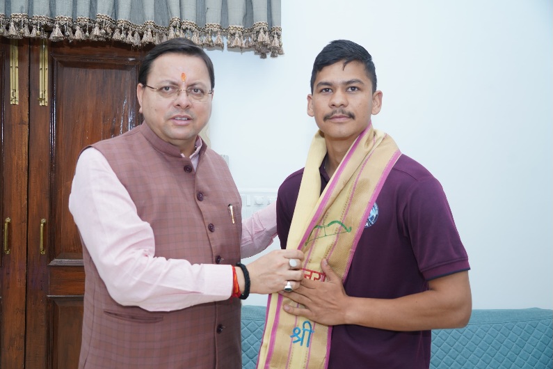 मुख्यमंत्री पुष्कर सिंह धामी से, माउंट एवरेस्ट में सफलतापूर्वक चढ़ने वाले चंपावत निवासी वीरेन्द्र सामंत ने की मुलाकात।