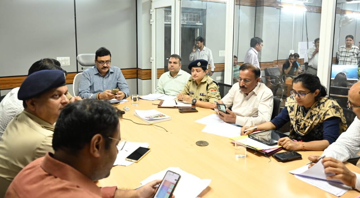 कमिश्नर गढ़वाल ने आपदा कंट्रोल रूम पहुंचकर की, राहत बचाव कार्यों की समीक्षा।