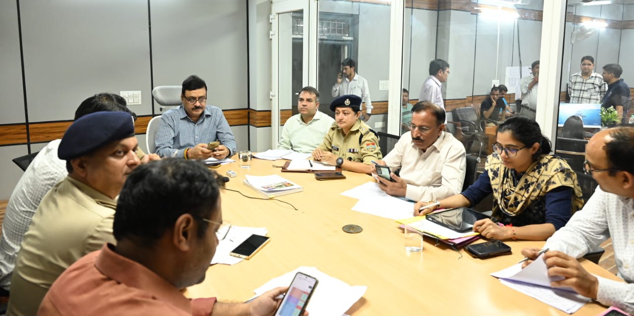 कमिश्नर गढ़वाल ने आपदा कंट्रोल रूम पहुंचकर की, राहत बचाव कार्यों की समीक्षा।