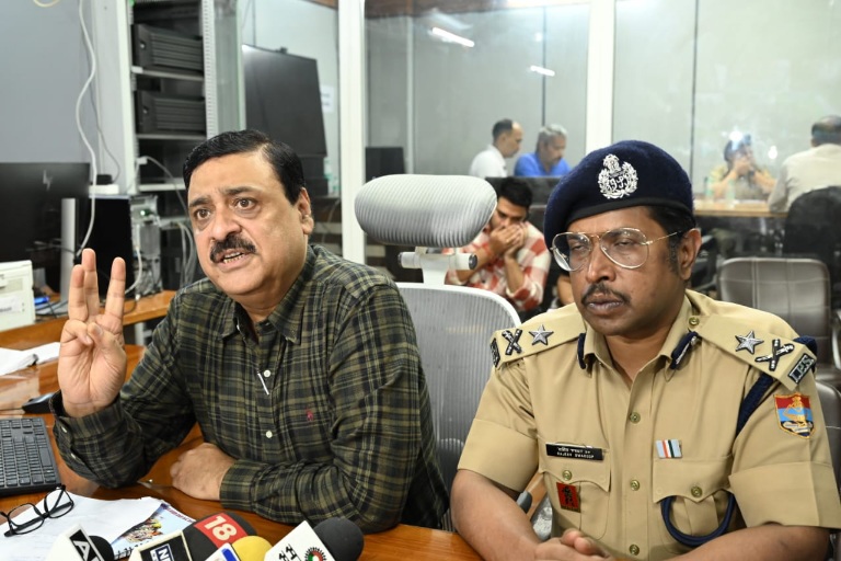 आपदा पीड़ितों राहत एवं पुनर्वास के लिए, बनाया जा रहा बेहतर पैकेज, आयुक्त गढवाल विनय शंकर पाण्डेय।