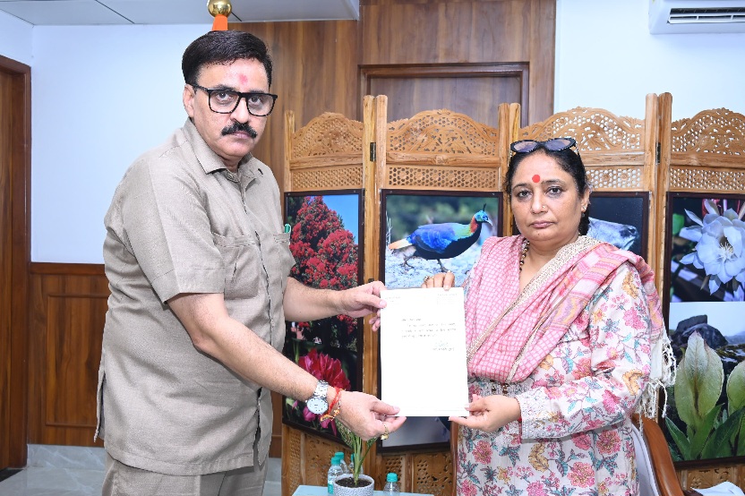 विधानसभा अध्यक्ष श्रीमती ऋतु खण्डूडी भूषण ने, अपना एक माह का वेतन माननीय मुख्यमंत्री राहत कोष में, देने का पत्र विधानसभा सचिव को सौंपा।