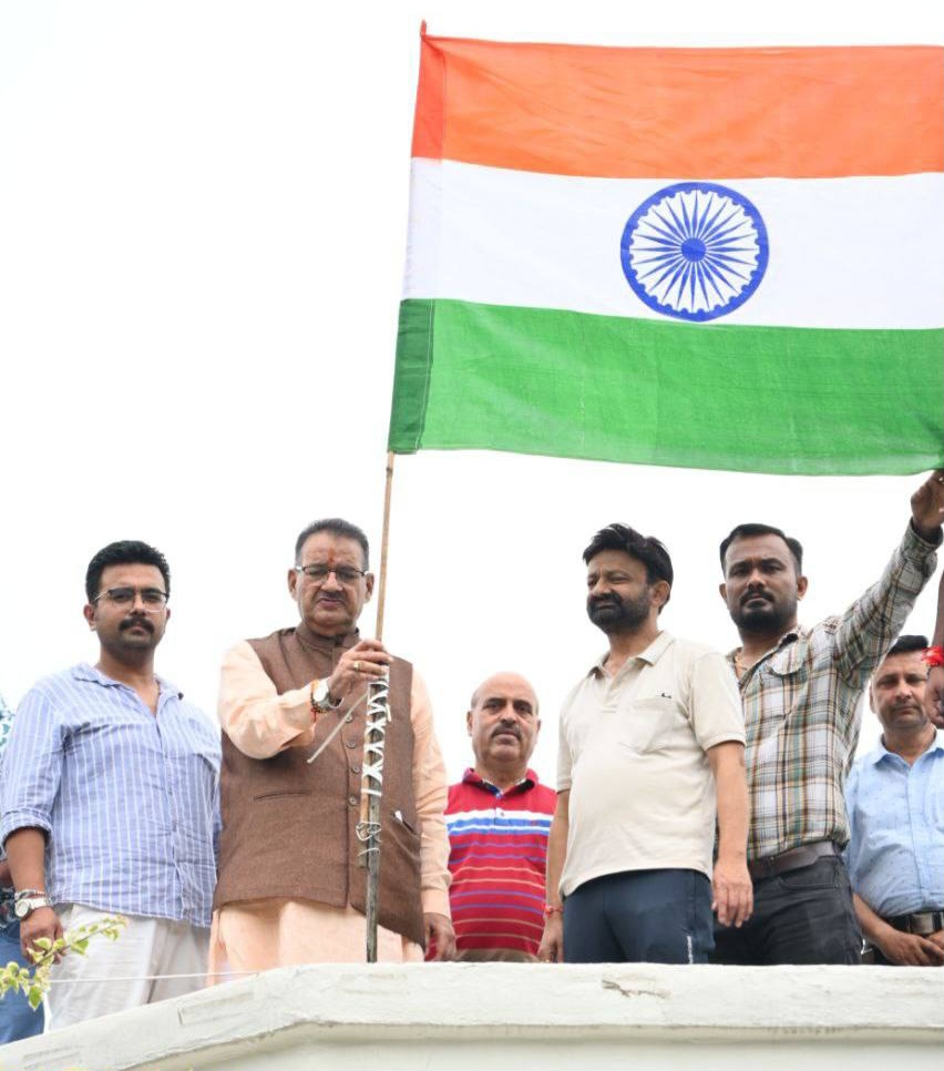 कैबिनेट मंत्री गणेश जोशी ने, हर घर तिरंगा अभियान के अंतर्गत, अपने शासकीय आवास पर फहराया तिरंगा।