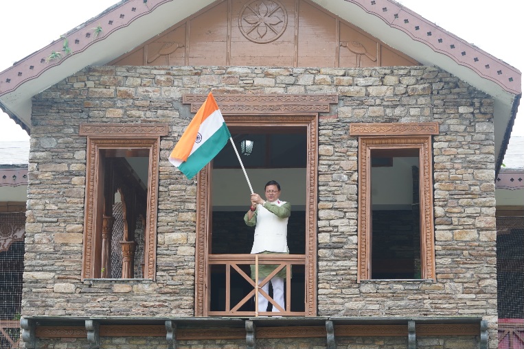 मुख्यमंत्री पुष्कर सिंह धामी ने, हर घर तिरंगा’ अभियान के अंतर्गत, मुख्यमंत्री आवास में फहराया तिरंगा।