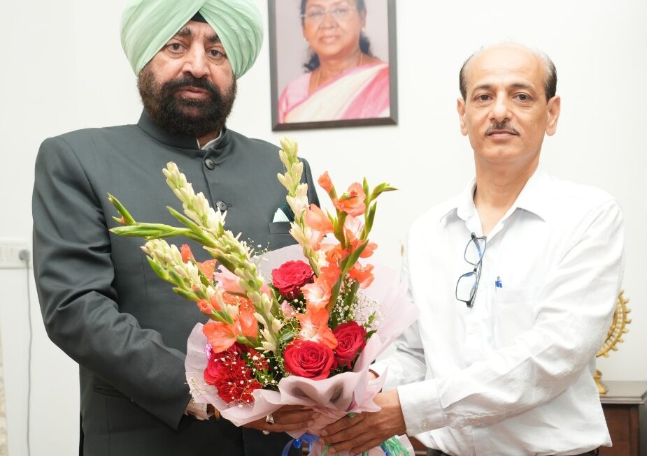 राज्यपाल लेफ्टिनेंट जनरल गुरमीत सिंह (से नि) से, मौसम विज्ञान केन्द्र देहरादून के, नवनियुक्त निदेशक ने की शिष्टाचार भेंट।