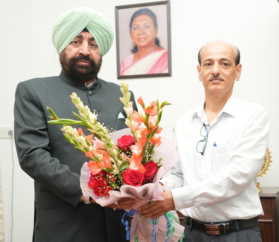 राज्यपाल लेफ्टिनेंट जनरल गुरमीत सिंह (से नि) से, मौसम विज्ञान केन्द्र देहरादून के, नवनियुक्त निदेशक ने की शिष्टाचार भेंट।