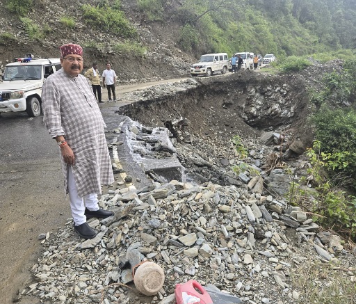 लोक निर्माण मंत्री सतपाल महाराज ने, निमोलिया गदेरे का निरीक्षण कर, अधिकारियों को क्षतिग्रस्त सड़क ठीक करने के दिए निर्देश। 