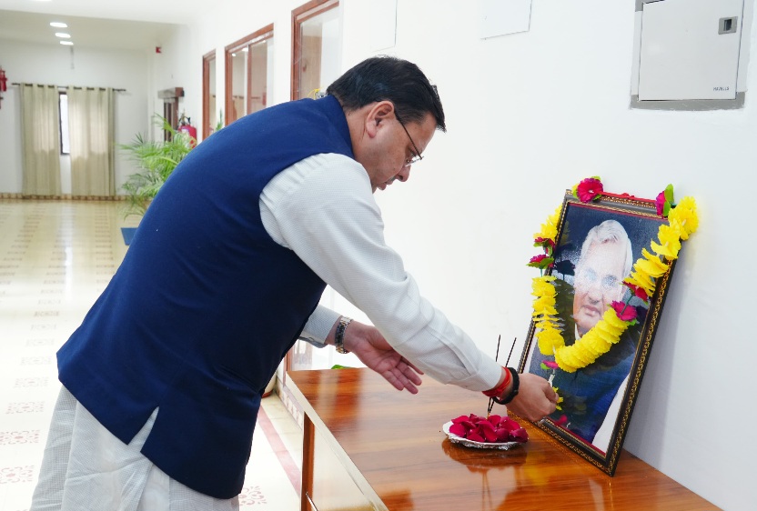 मुख्यमंत्री पुष्कर सिंह धामी ने, पूर्व प्रधानमंत्री अटल बिहारी वाजपेयी की पुण्यतिथि पर, उनके चित्र पर पुष्प अर्पित कर दी श्रद्धांजलि।