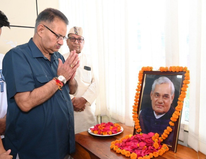 कैबिनेट मंत्री गणेश जोशी ने, पूर्व प्रधानमंत्री भारत रत्न अटल बिहारी वाजपेयी को पुष्पांजलि अर्पित की। 