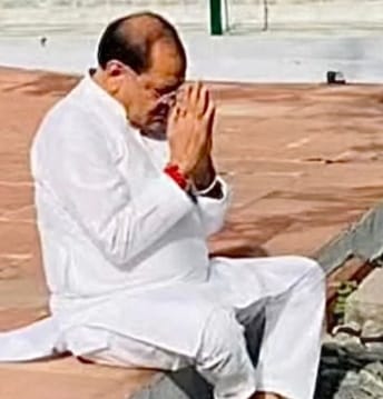 नैनीताल की घटना से आहत यशपाल आर्य ने, न्याय के देवता गोल्ज्यू के दरबार में हाथ जोड़कर कहा हे गोल्ज्यू करो न्याय।