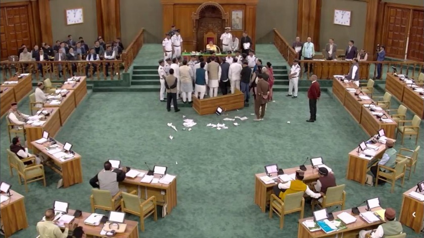 गैरसैण विधानसभा में तोड़-फोड़, विपक्ष ने टेबल माइक टैबलेट तोड़े।