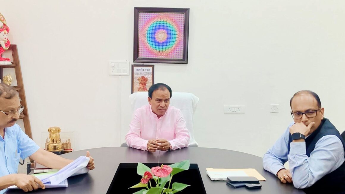 आपदा से क्षतिग्रस्त स्कूलों का शीघ्र तैयार करें आगणन, डॉ. धन सिंह रावत।