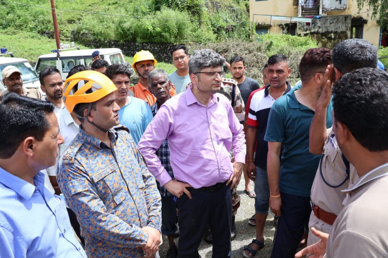 सीएम धामी के निर्देशानुसार थराली क्षेत्र में, आपदा राहत कार्यों में तेजी, जिला प्रशासन के साथ ही एनडीआरएफ, एसडीआरएफ, आईटीबीपी और एसएसबी द्वारा संयुक्त रूप से चलाया जा रहा है रेस्क्यू ऑपरेशन।