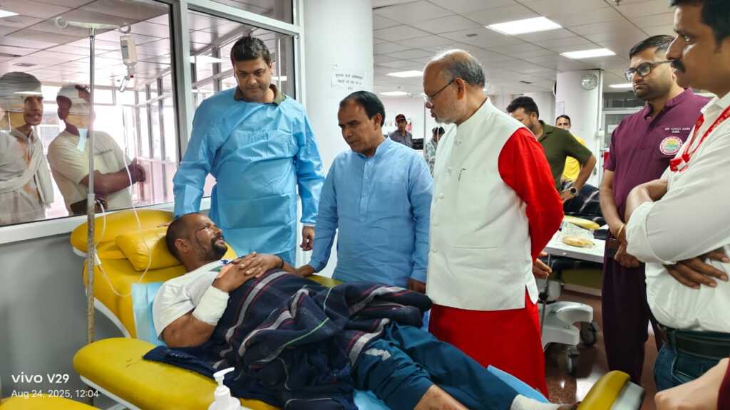 स्वास्थ्य मंत्री डॉ धन सिंह रावत ने, थराली आपदा के घायलों का जाना हालचाल, कहा प्रभावित परिवारों के साथ हर कदम पर खड़ी है सरकार।