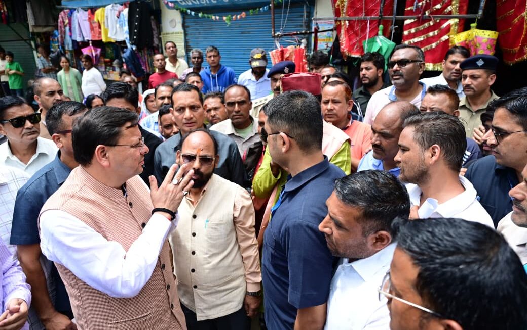 आपदा प्रभावित लोगों को देख, सीएम धामी ने रुकवाया काफिला, प्रोटोकॉल तोड़ जनता के बीच पहुंचे सीएम धामी।