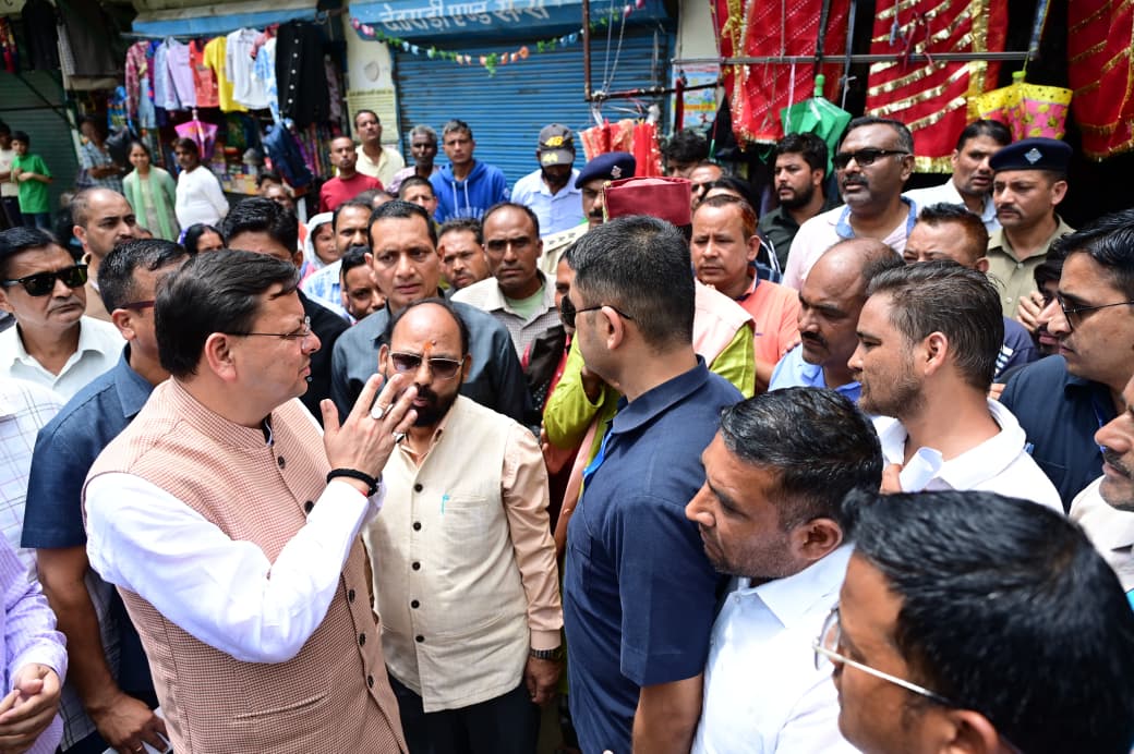 आपदा प्रभावित लोगों को देख, सीएम धामी ने रुकवाया काफिला, प्रोटोकॉल तोड़ जनता के बीच पहुंचे सीएम धामी।