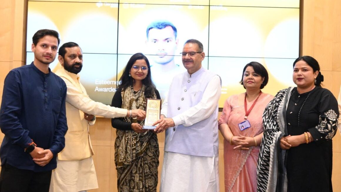 कैबिनेट मंत्री गणेश जोशी, लीडरशिप एक्सीलेंसी अवॉर्डस समारोह में हुए शामिल।