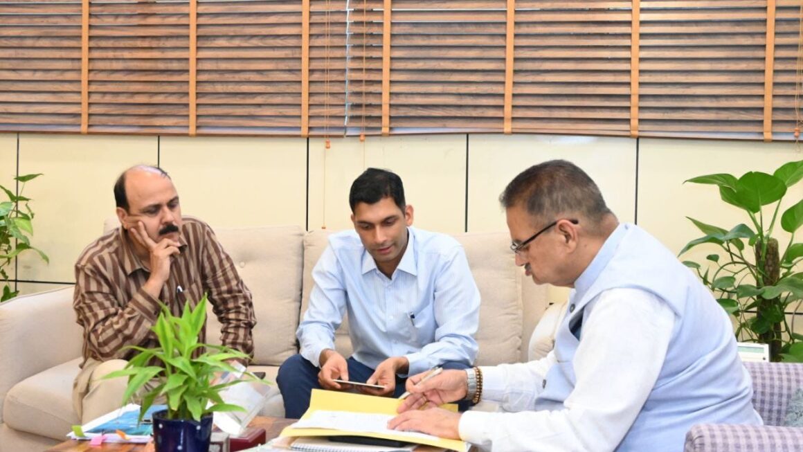 ग्राम्य विकास मंत्री गणेश जोशी ने, प्रदेश में बारिश के कारण अवरुद्ध हुए सड़कों की समीक्षा की। 