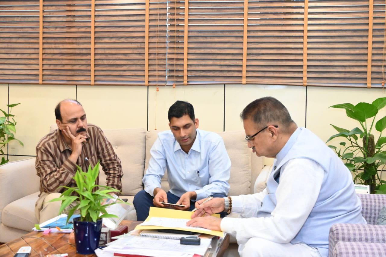 ग्राम्य विकास मंत्री गणेश जोशी ने, प्रदेश में बारिश के कारण अवरुद्ध हुए सड़कों की समीक्षा की। 