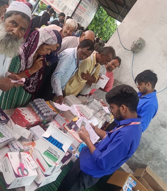 श्री महंत इन्दिरेश अस्पताल के निःशुल्क, स्वास्थ्य परीक्षण शिविर में उमड़े ग्रामीण।