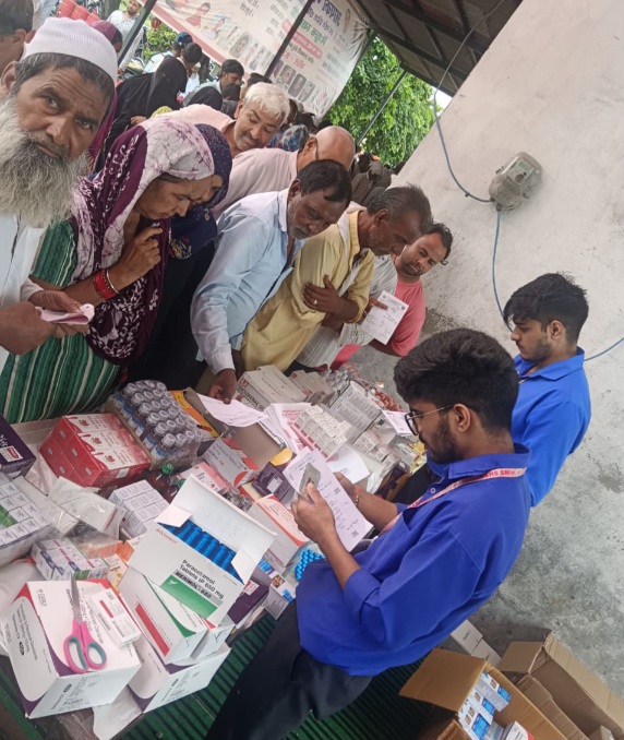 श्री महंत इन्दिरेश अस्पताल के निःशुल्क, स्वास्थ्य परीक्षण शिविर में उमड़े ग्रामीण।