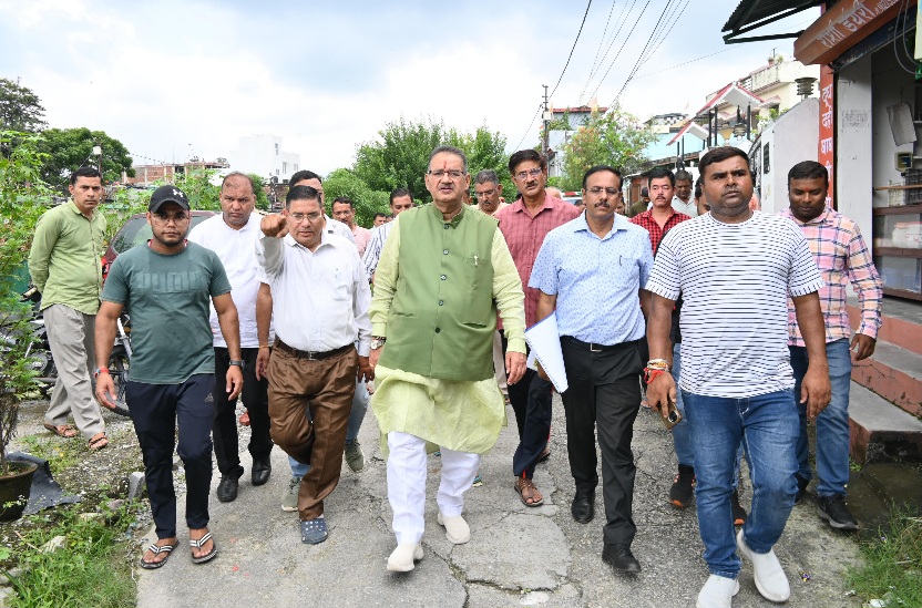 कंडोली में रिस्पना-बिंदाल एलिवेटेड परियोजना के क्षेत्र का किया निरीक्षण, कैबिनेट मंत्री गणेश जोशी।