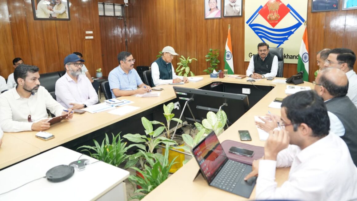 मुख्य सचिव आनन्द बर्द्धन ने, सचिव आपदा एवं आयुक्त गढ़वाल से धराली में, राहत एवं रेस्टोरेशन कार्यों की स्थिति की ली जानकारी।