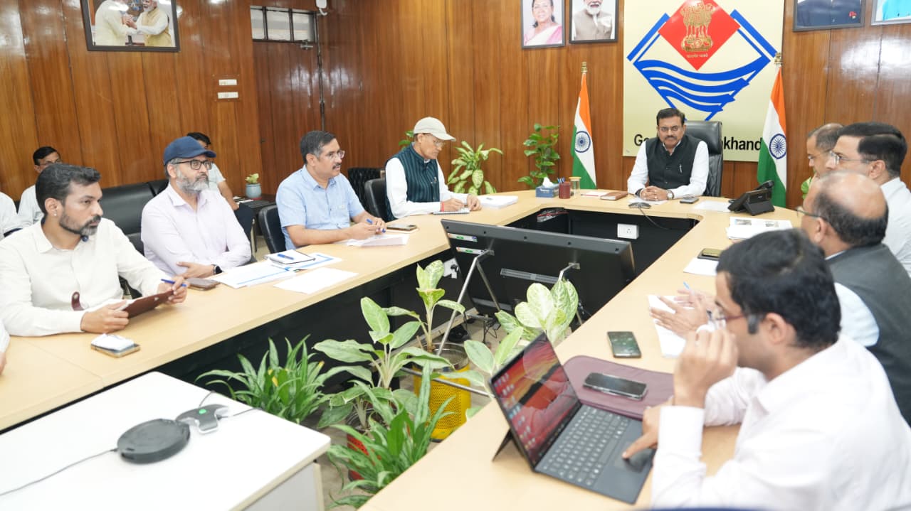 मुख्य सचिव आनन्द बर्द्धन ने, सचिव आपदा एवं आयुक्त गढ़वाल से धराली में, राहत एवं रेस्टोरेशन कार्यों की स्थिति की ली जानकारी।