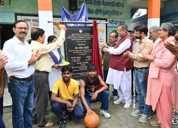 खेल दिवस पर खिलाड़ियों के साथ, कैबिनेट मंत्री गणेश जोशी ने, बास्केटबॉल कोर्ट एवं पुस्तकालय का शिलान्यास।