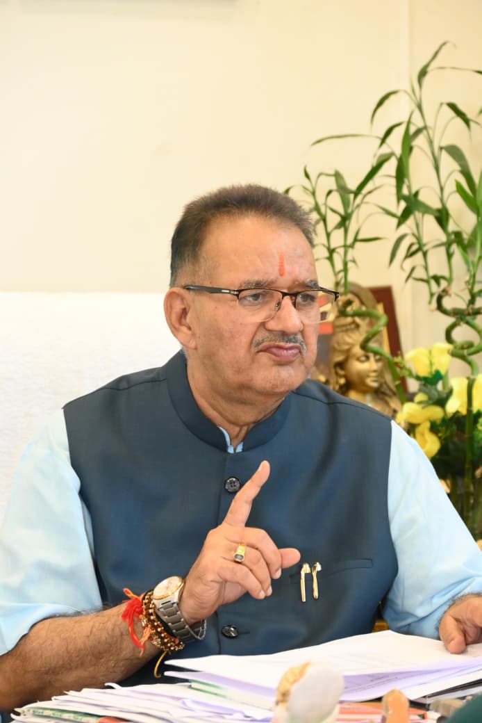 ग्राम्य विकास मंत्री गणेश जोशी ने, बरसात के कारण पीएमजीएसवाई की, बाधित सड़कों की समीक्षा की।