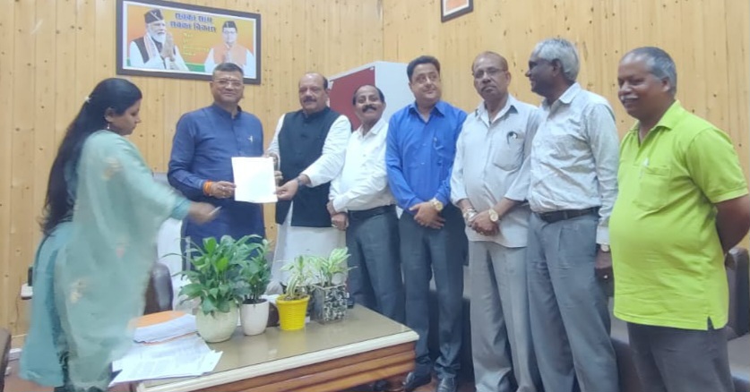 स्थानीय ठेकेदारों के साथ हो रहे विश्वासघात को लेकर, कांग्रेस के एक प्रतिनिधिमंडल ने, मेयर व नगर आयुक्त को संयुक्त रूप से सौंपा ज्ञापन, लालचंद शर्मा।  