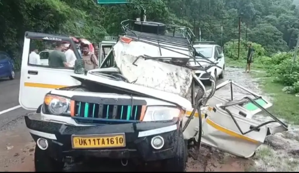 कोटद्वार में दुखद हादसा, सवारियों से भरी मैक्स पर, पहाड़ी से गिरा बोल्डर, दो लोगों की मौत 5 घायल।