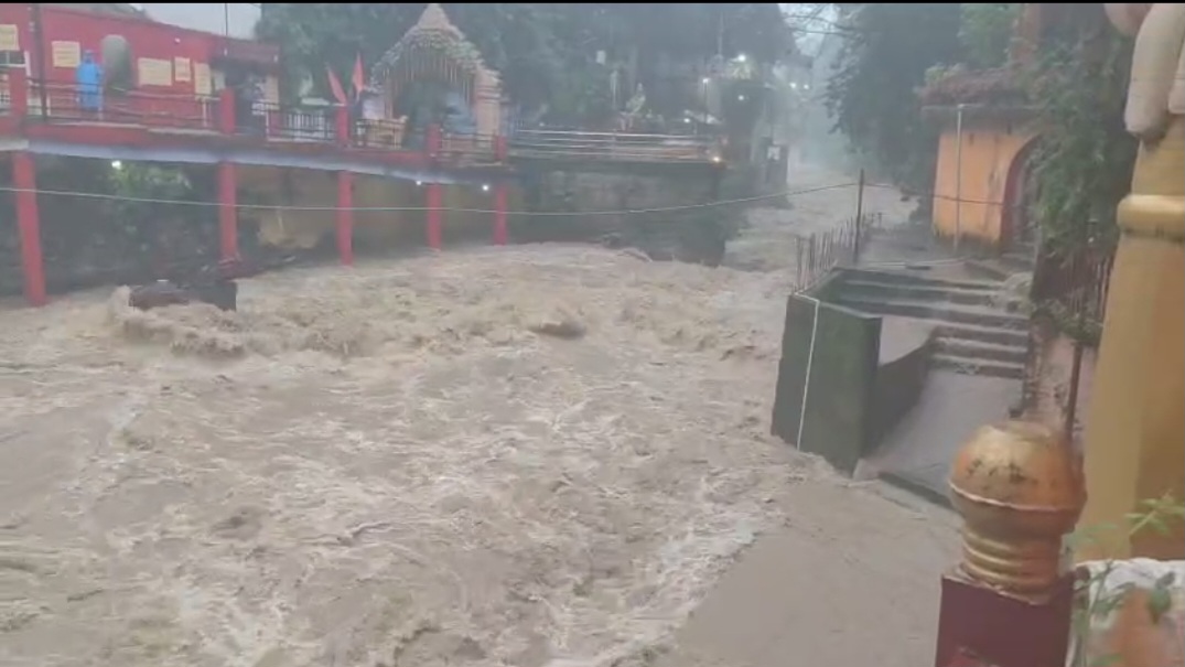 देहरादून में भारी बारिश का अलर्ट, टपकेश्वर में तमसा नदी उफान पर।