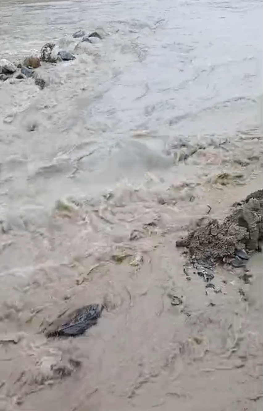 हर्षिल मे बनी झील को रेस्क्यू दलों ने किया पंचर, पानी की निकासी शुरू।