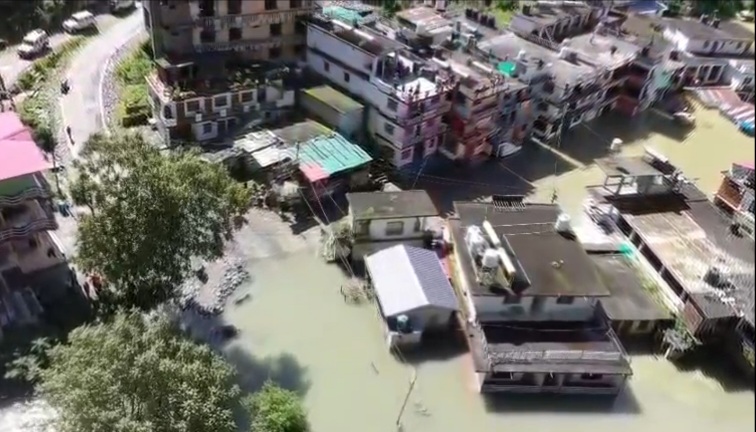 स्यानाचट्टी में बनी कृत्रिम झील को खोलने के प्रयास निरंतर जारी, पिछले एक घंटे में झील के जलस्तर में लगभग 2 फूट तक कमी आई।