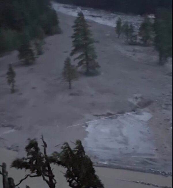 तेलगाड में बोल्डरों की बौछार, भागीरथी का प्रवाह रुका, भय और दहशत में हर्षिल घाटी के लोग।