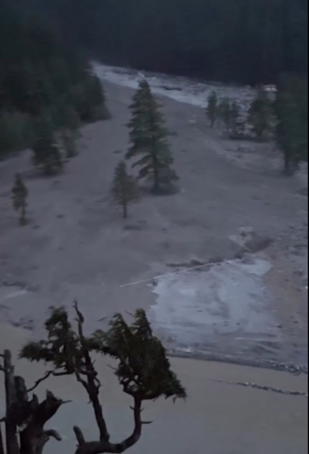 तेलगाड में बोल्डरों की बौछार, भागीरथी का प्रवाह रुका, भय और दहशत में हर्षिल घाटी के लोग।