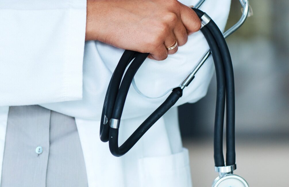 लम्बे समय से गैरहारिज चल रहे, 56 बाॅण्डधारी डाॅक्टरों की सेवाएं समाप्त।