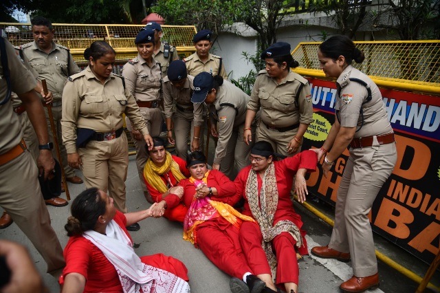 गोबर गोमूत्र से महिला कॉंग्रेस ने किया, भाजपा मुख्यालय का शुद्धिकरण। 
