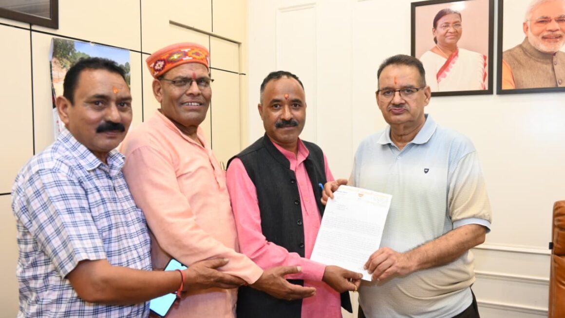 आपदा प्रभावित सेब काश्तकारों को उचित दर दिलाने के लिए, भाजपा जिलाध्यक्ष ने कृषि मंत्री गणेश जोशी को सौंपा ज्ञापन।