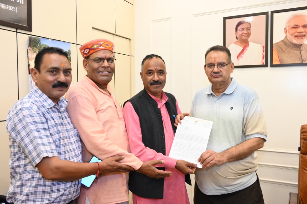 आपदा प्रभावित सेब काश्तकारों को उचित दर दिलाने के लिए, भाजपा जिलाध्यक्ष ने कृषि मंत्री गणेश जोशी को सौंपा ज्ञापन।