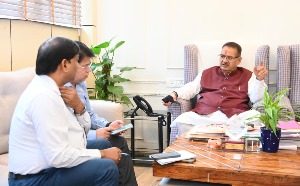 अतिवृष्टि के कारण किसानों की, फसलों को हुए नुकसान की समीक्षा की, कृषि मंत्री गणेश जोशी।