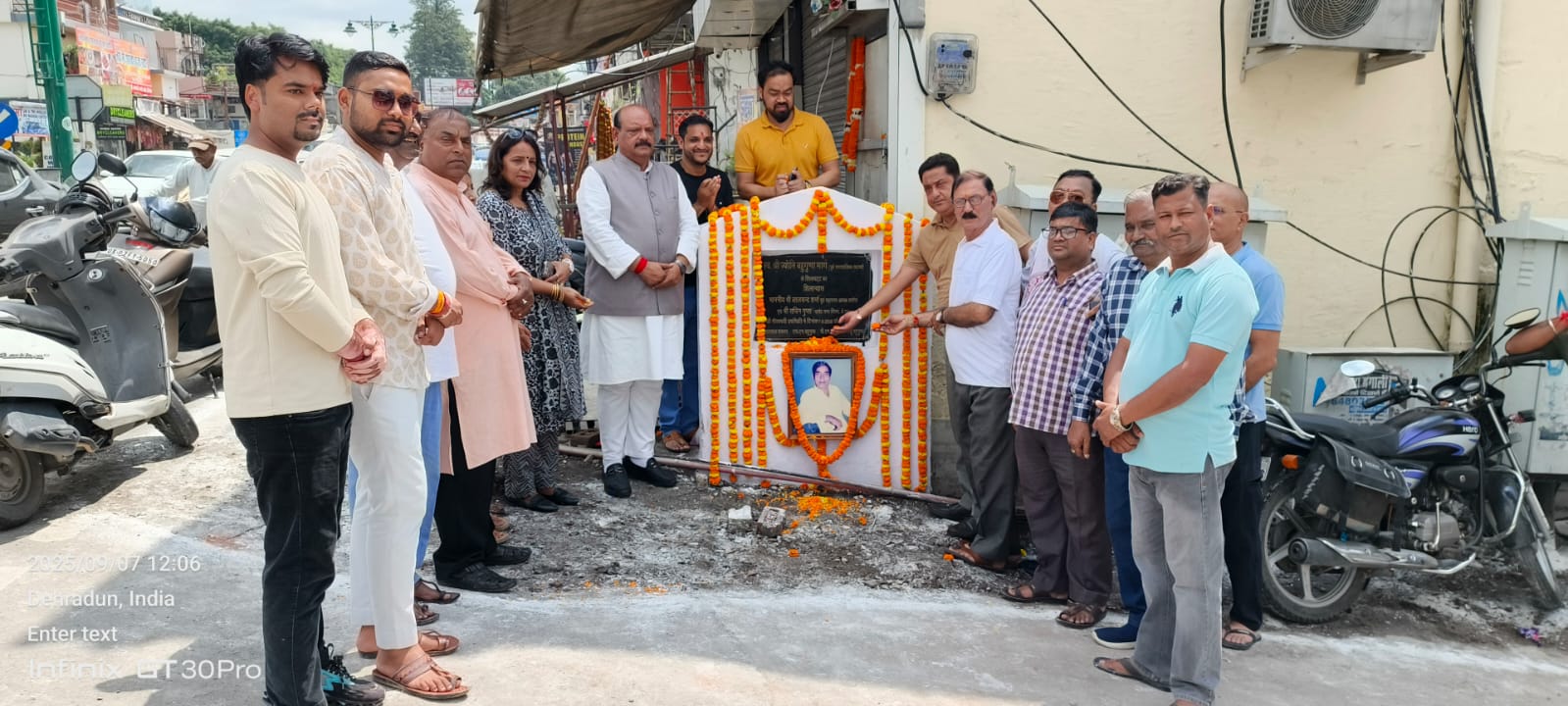 कांग्रेस कार्यकर्ताओं ने स्वर्गीय ज्योति बहुगुणा, पूर्व सदस्य नगर पालिका देहरादून की, 20वीं पुण्यतिथि पर उनके शिलापट्ट पर याद कर श्रद्धांजलि अर्पित की, लाल चंद शर्मा।