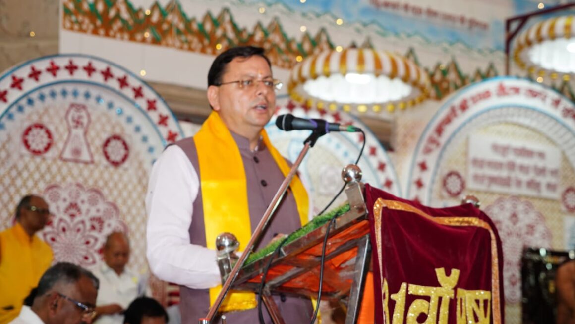 मुख्यमंत्री पुष्कर सिंह धामी ने, दिगम्बर जैन पंचायती मंदिर में, आयोजित जैन समाज सम्मेलन में किया प्रतिभाग, जैन धर्मगुरुओं का लिया आशीर्वाद।