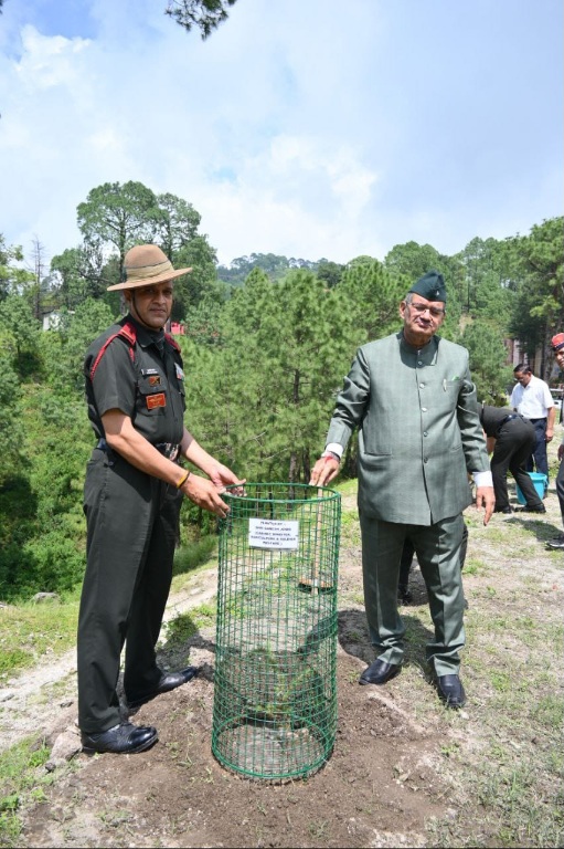 सैनिक कल्याण मंत्री गणेश जोशी ने, हिमालय दिवस पर लैंसडाउन छावनी में किया वृक्षारोपण।